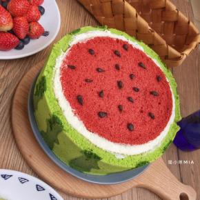 然后准备西瓜籽的部分，黑巧克力融化后，装入裱花袋，剪出小口，挤成西瓜籽的形状，西瓜蛋糕便做好了