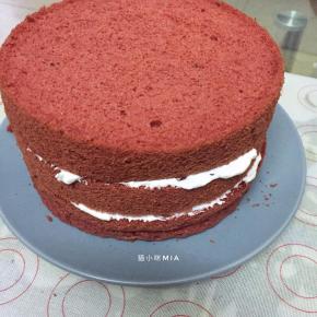 将红曲蛋糕平均分为三片，每片中间抹上淡奶油，如喜欢水果可以放上喜欢的水果，我这里是抹上淡奶油就组装起来了