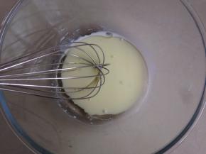 用温水溶解奶粉，加入玉米油，用手动打蛋器搅拌至乳化好，没有出现水油分离