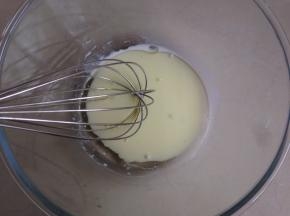 用温水溶解奶粉，加入玉米油，用手动打蛋器搅拌至乳化好，没有出现水油分离