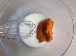 加入南瓜泥（切片蒸熟后用汤匙压成泥）