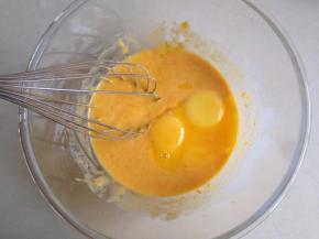 加入蛋黄拌匀