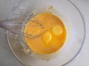 加入蛋黄拌匀