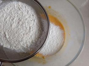 筛入面粉