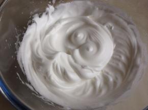 蛋清分三次加入细砂糖，用电动打蛋器打至偏干性发泡