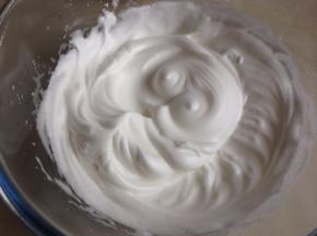 蛋清分三次加入细砂糖，用电动打蛋器打至偏干性发泡