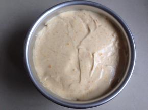 倒入6寸活底阳极模具里，在桌面上震出气泡