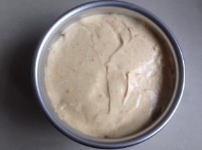 倒入6寸活底阳极模具里，在桌面上震出气泡