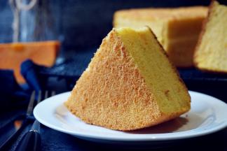 烘烤结束，将蛋糕取出，倒扣在晾架上晾凉后，脱模切块