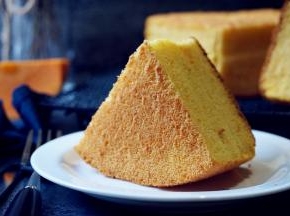 烘烤结束，将蛋糕取出，倒扣在晾架上晾凉后，脱模切块