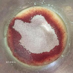 将红曲粉与低粉混合后，过筛入盆中