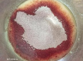 将红曲粉与低粉混合后，过筛入盆中