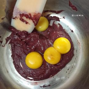 磕入蛋黄，混合均匀