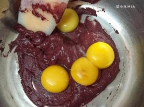 磕入蛋黄，混合均匀