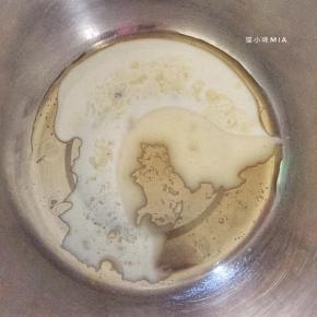 烤箱170度预热，然后准备红曲蛋糕体的部分，准备两个干净的盆子，先加入玉米油和牛奶，用蛋抽将其充分混合