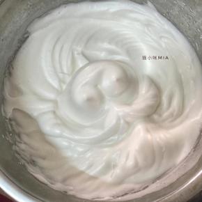 分三次加入白砂糖，将蛋白打发至打蛋头提起时，呈小弯钩状