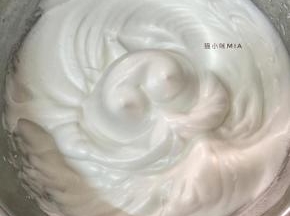 分三次加入白砂糖，将蛋白打发至打蛋头提起时，呈小弯钩状