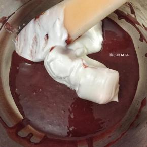 先取三分之一蛋白加入蛋黄糊中，混合均匀