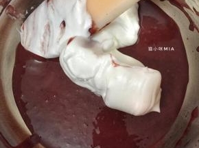 先取三分之一蛋白加入蛋黄糊中，混合均匀