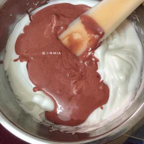 再将混合物倒入剩余的蛋白盆中