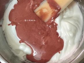 再将混合物倒入剩余的蛋白盆中