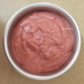 倒入6寸圆模中，轻磕几下，震出大气泡，放入已预热好的烤箱，160度烘焙50分钟