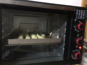 放入预热好的烤箱160度15分钟左右，发现我的烤箱实际温度来去大的，先开始一直不到150度，后来又烤了下，根据个人的烤箱看