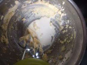 分次加入淡奶油打匀