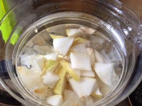 所有食材都放入养生壶中；加入适量水；