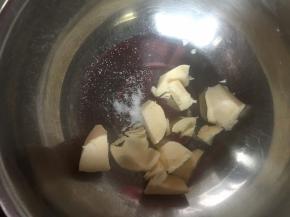 黄油室温软化到手指轻松按压放盐打发