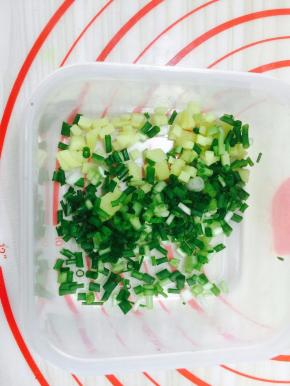 1. 小葱生姜洗净切末