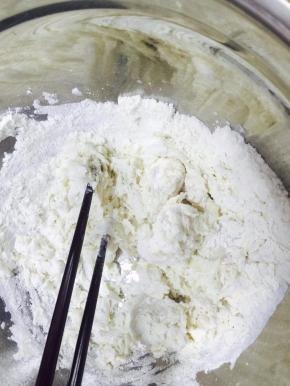 6. 和面，将中筋粉、猪油、水放一起搅拌成团，揉15-20分钟