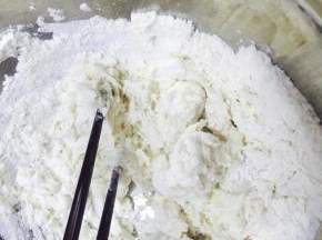 6. 和面，将中筋粉、猪油、水放一起搅拌成团，揉15-20分钟