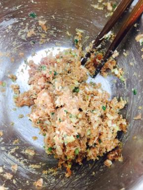 4. 搅拌上劲，一定要上劲，这样吃起来才会觉得有韧劲