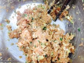 4. 搅拌上劲，一定要上劲，这样吃起来才会觉得有韧劲