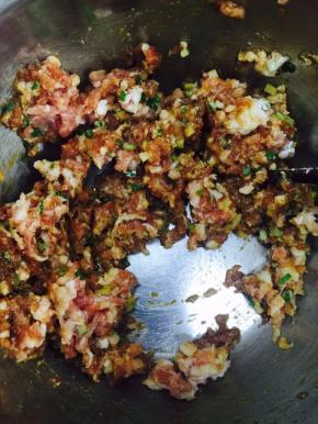 3. 将调料、小葱末、生姜末加入肉泥中