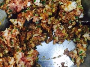 3. 将调料、小葱末、生姜末加入肉泥中