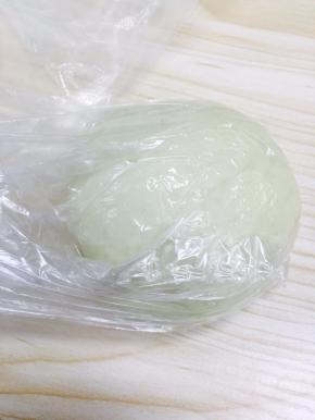 7. 包上保鲜膜醒面30-50分钟