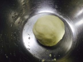 9. 慢慢揉成团即可，不要过度揉面，包上保鲜膜醒面30分钟
