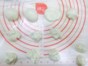 10. 将醒好的油皮，油酥分别分成10份