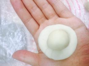 12. 把油皮压扁，包入油酥