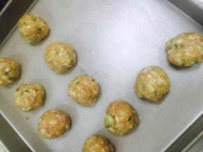 5. 将肉馅分成30g左右的肉丸，放在冰箱稍微冷冻1小时