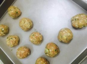 5. 将肉馅分成30g左右的肉丸，放在冰箱稍微冷冻1小时