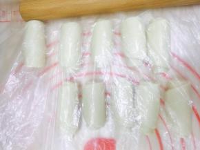 15. 在卷起来，盖上保鲜膜醒面30分钟