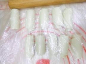 15. 在卷起来，盖上保鲜膜醒面30分钟