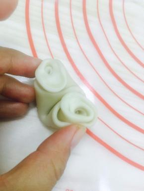 16. 从中间压一下，对折，