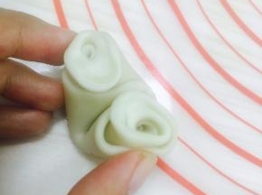 16. 从中间压一下，对折，