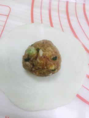 18. 包上冷冻好的肉馅