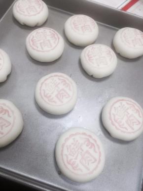 21. 用印章蘸上食用红色素，最好用植物提取的色素，安全一点