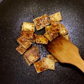 倒入调好的汤汁并搅拌